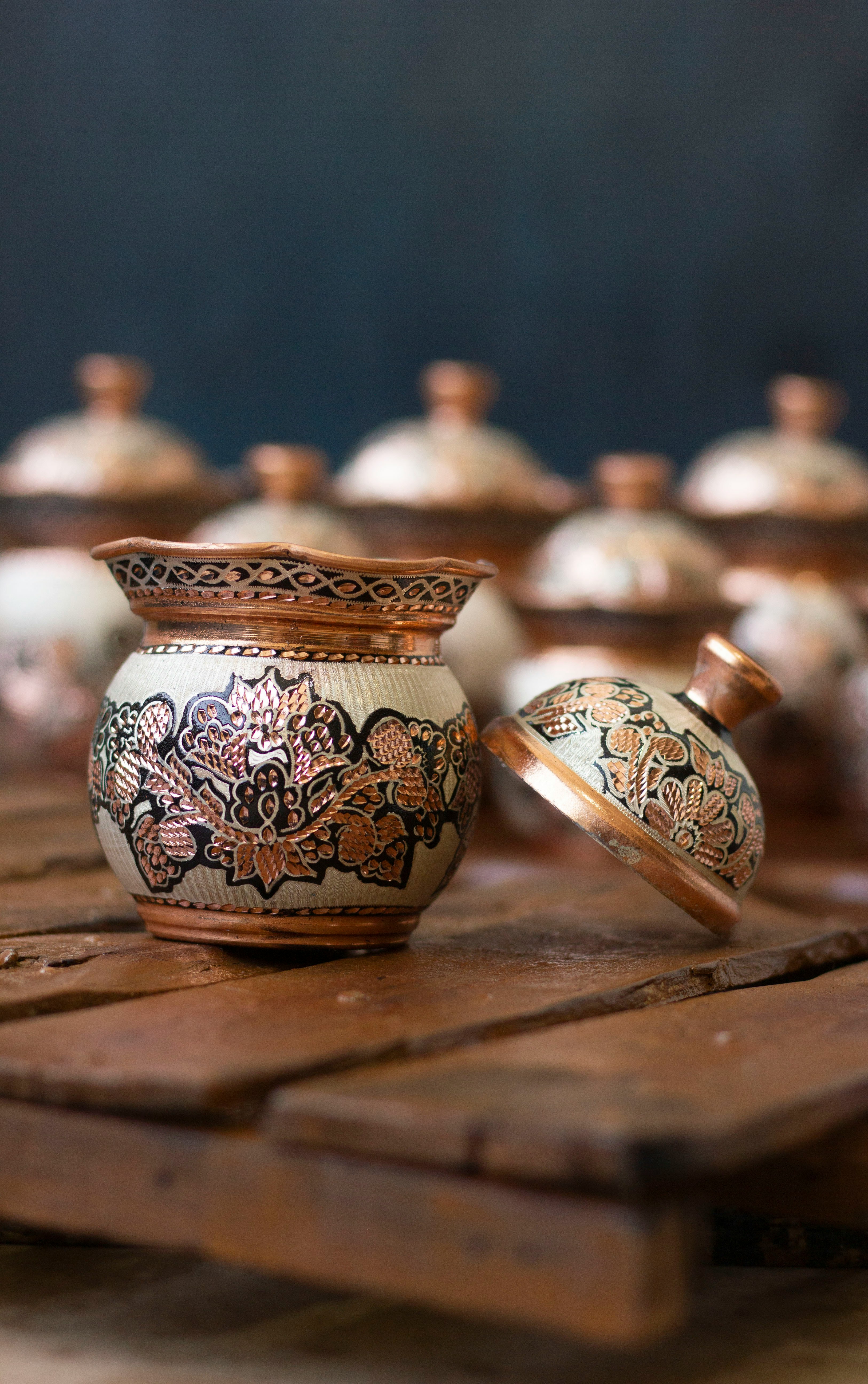 Decorative ceramic vessel